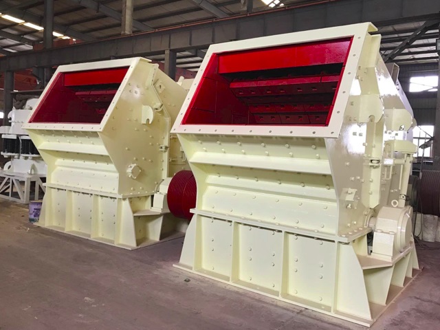 What does the daily inspection of hammer crusher include?